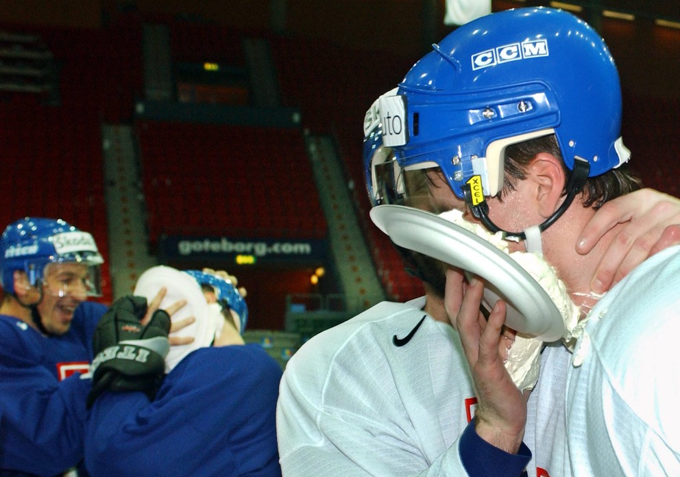 Oslávenec Radovan Somík dostal od spoluhráčov šľahačkou do tváre počas tréningu na MS v hokeji 2002.