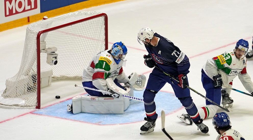 Sacha Treille strieľa gól v zápase Francúzsko - Taliansko na MS v hokeji 2022.
