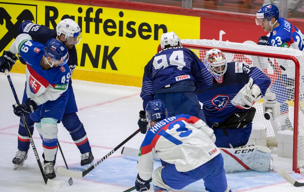 Samuel Takáč strieľa gól v zápase Slovensko - Francúzsko na MS v hokeji 2022.
