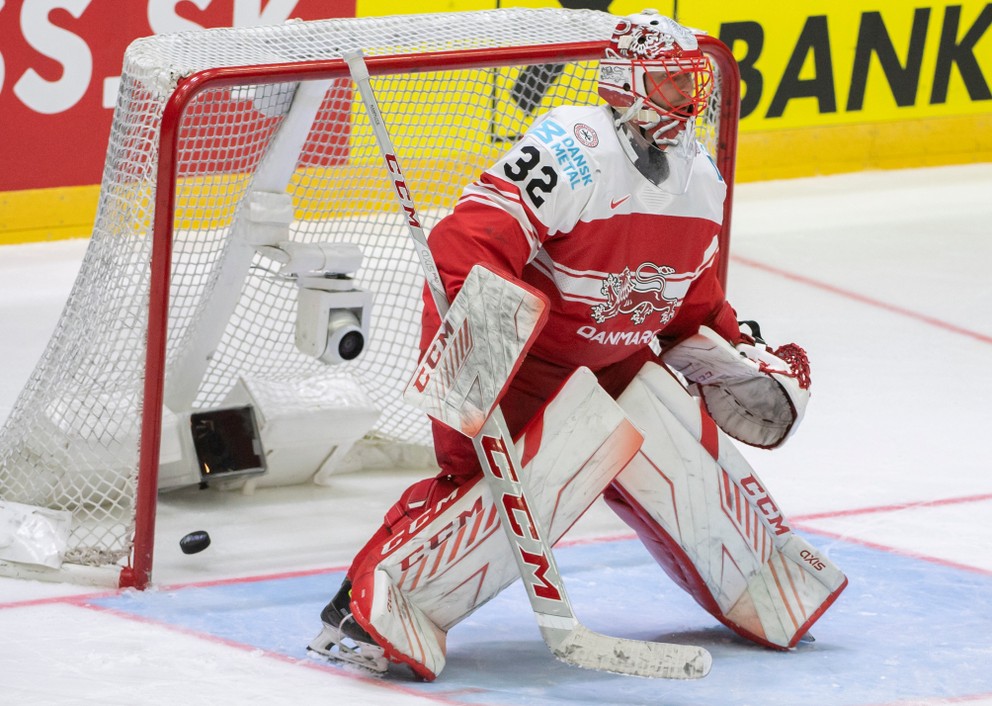 Sebastian Dahm inkasuje v zápase Slovensko - Dánsko na MS v hokeji 2022.