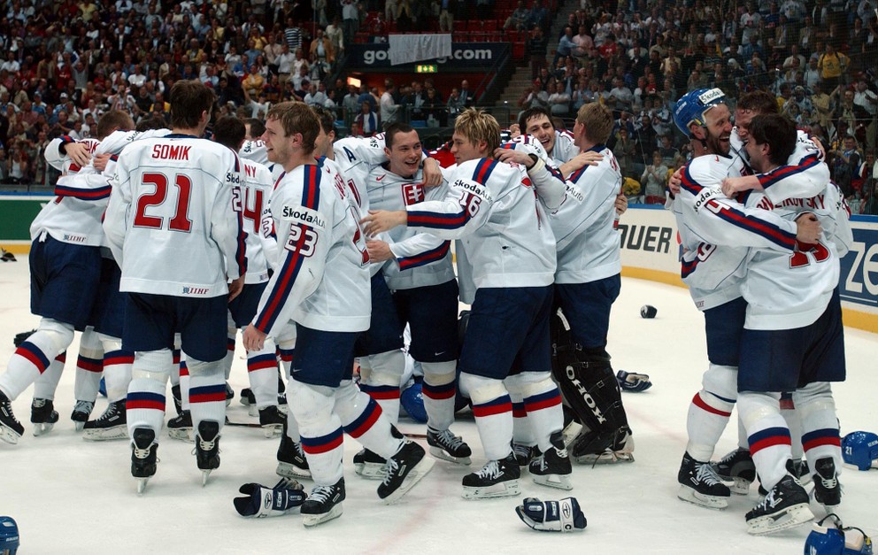 Radosť slovenských hokejistov po triumfe na MS v hokeji 2002.