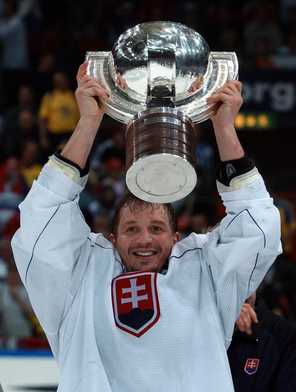 Peter Bondra s trofejou po triumfe Slovenska na MS v hokeji 2002.