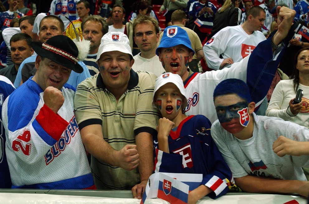 Slovenskí fanúšikovia počas finále MS v hokeji 2002.