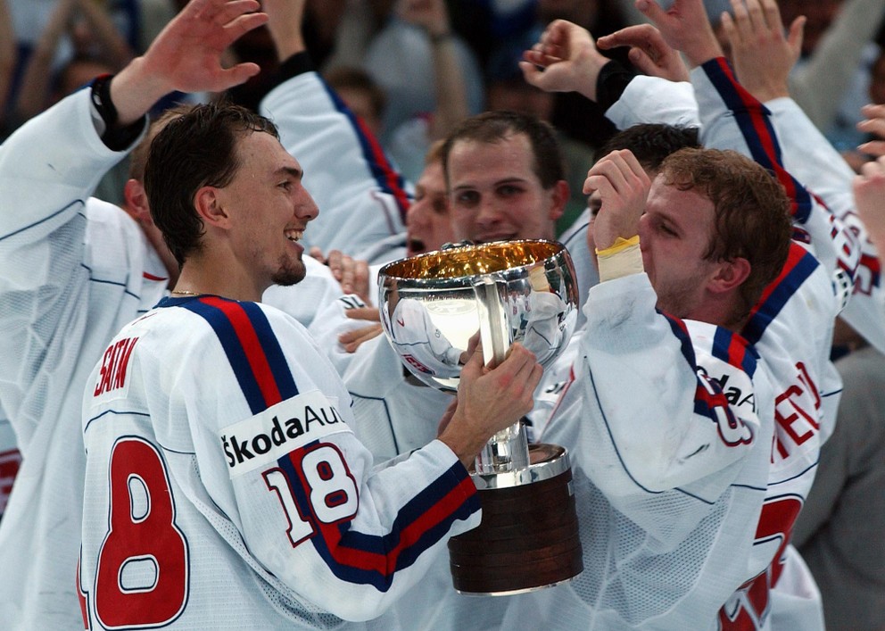 Miroslav Šatan a Ľubomír Bartečko s trofejou po triumfe Slovenska na MS v hokeji 2002.