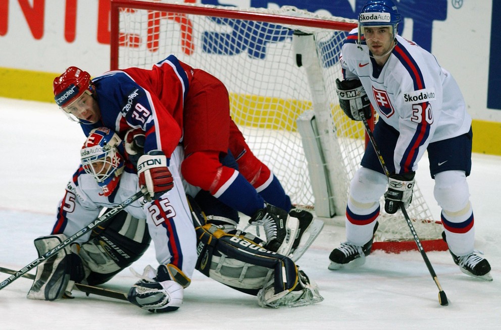 Brankár Ján Lašák a Miroslav Hlinka vo finále MS v hokeji 2002.