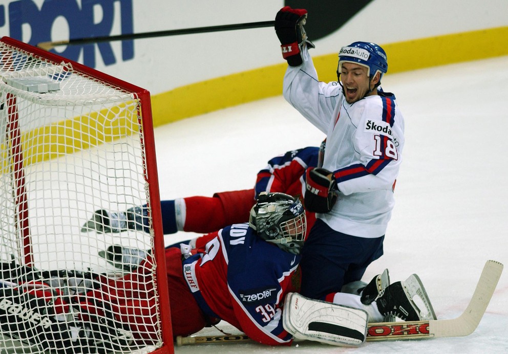 Miroslav Šatan sa teší po strelenom góle vo finále MS v hokeji 2002. Rozhodca ho však neuznal.