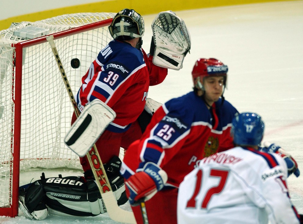 Ľubomír Višňovský strieľa prvý gól vo finále MS v hokeji 2002.