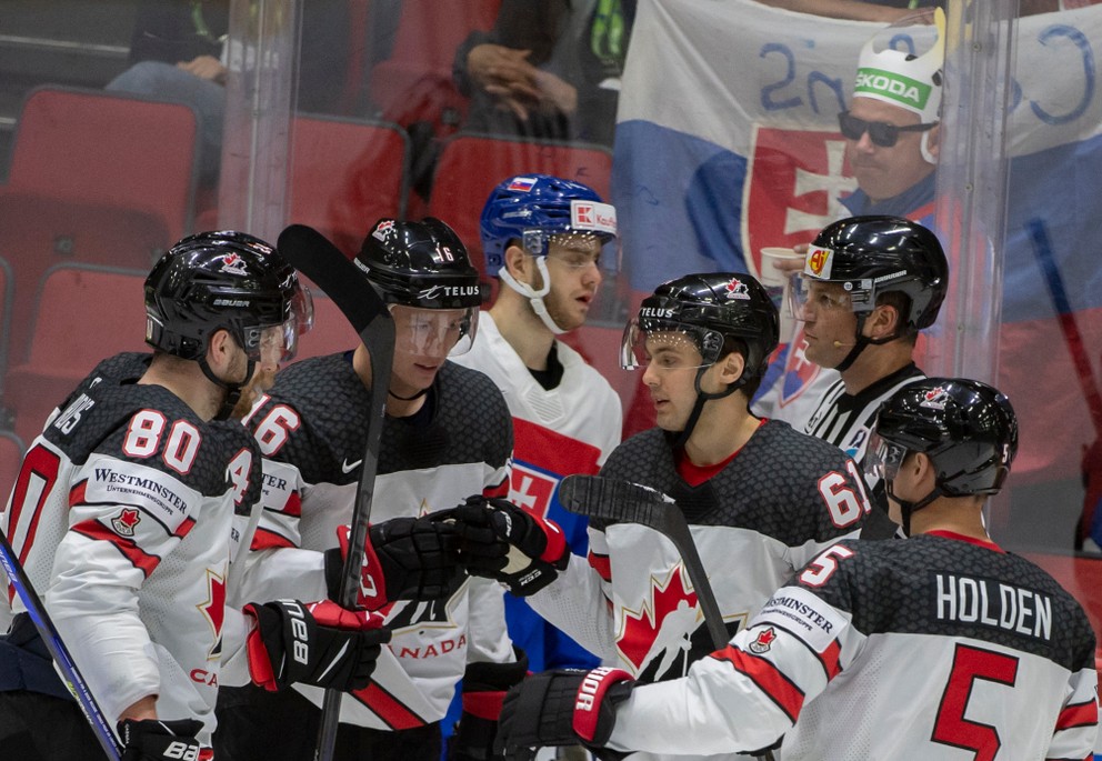Kanadskí hokejisti sa tešia po strelenom góle v zápase Slovensko - Nemecko na MS v hokeji 2022.