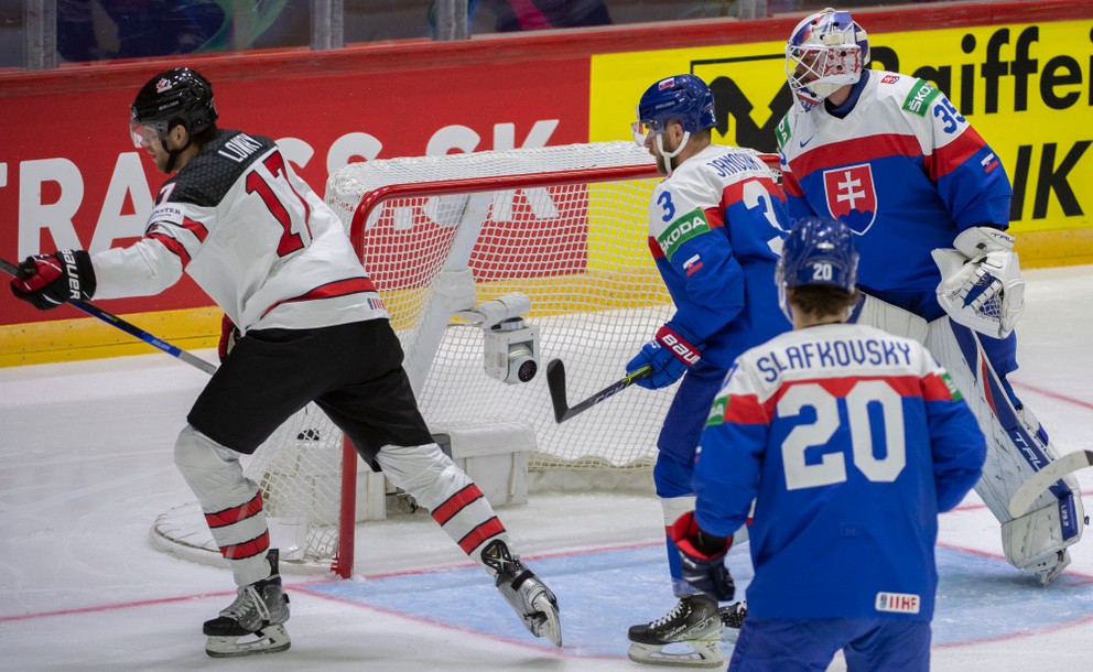 Adam Lowry strieľa gól v zápase Slovensko  - Nemecko na MS v hokeji 2022.