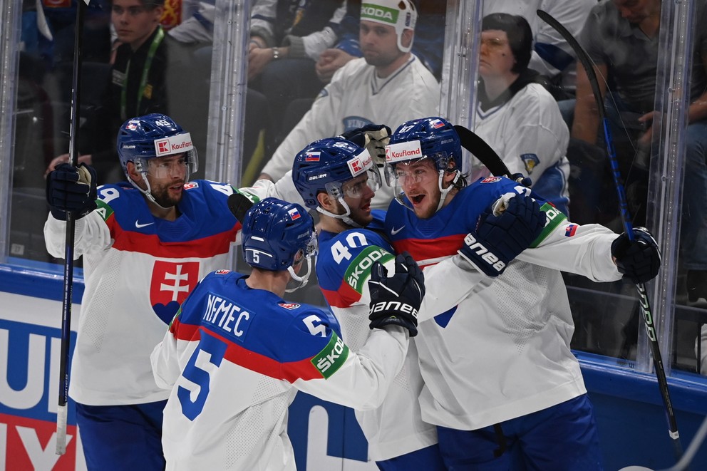 Slovenskí hokejisti sa tešia po strelenom góle v zápase Slovensko - Fínsko vo štvrťfinále MS v hokeji 2022.