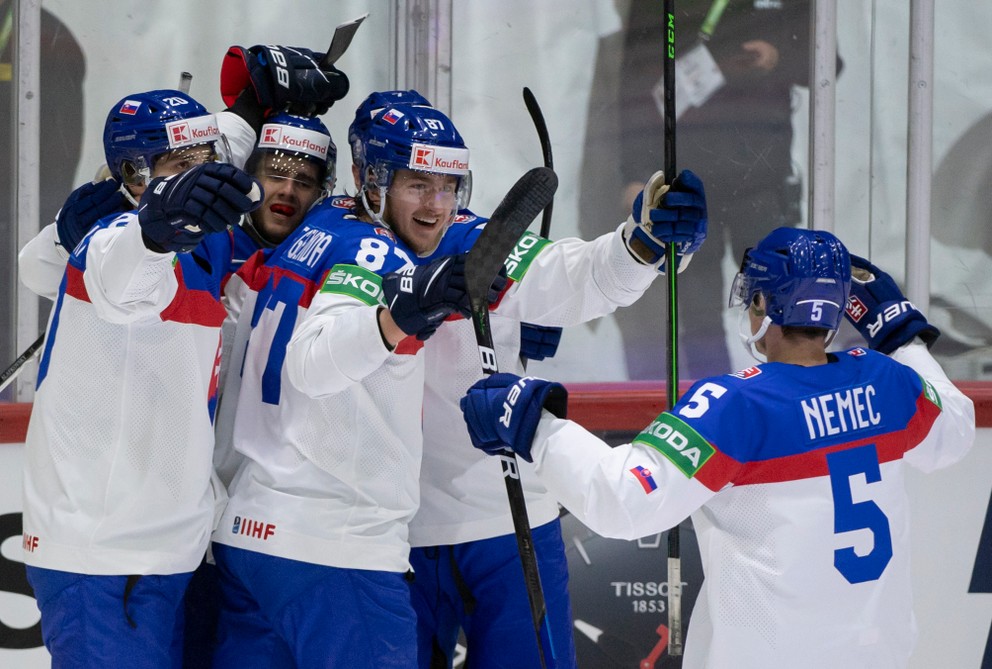 Slovenskí hokejisti sa tešia po strelenom góle na MS v hokeji 2022.