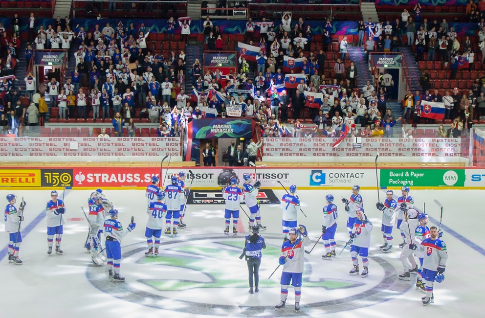 Slovenskí hokejisti po zápase Slovensko - Francúzsko na MS v hokeji 2022.