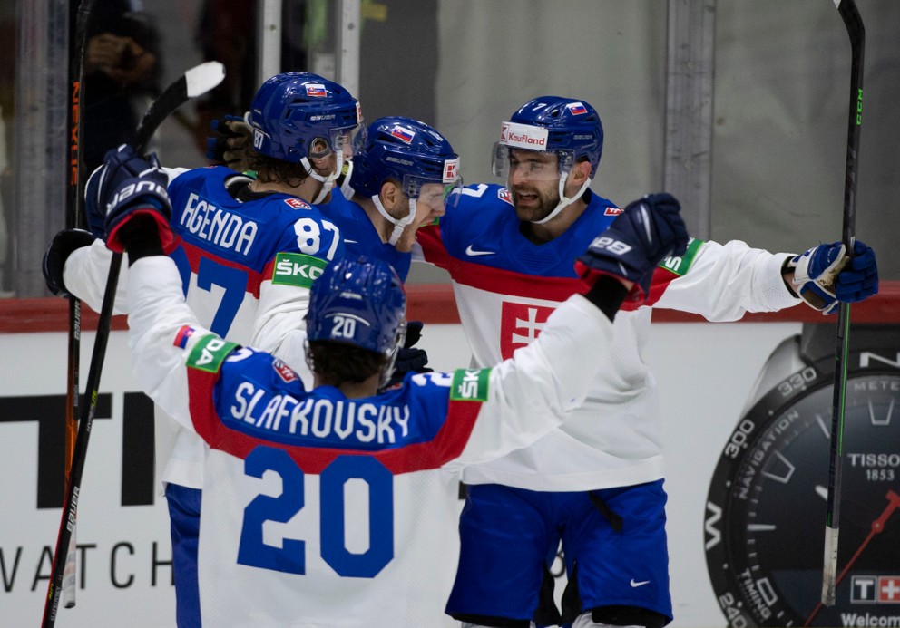 Slovenskí hokejisti sa tešia po strelenom góle v zápase Slovensko - Francúzsko na MS v hokeji 2022.