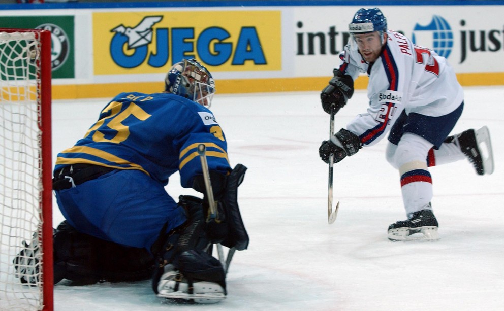 Žigmund Pálffy premieňa samostatný nájazd v semifinále MS v hokeji 2002.