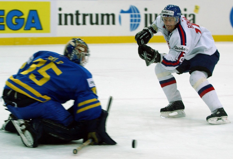 Peter Bondra počas samostatného nájazdu v semifinále MS v hokeji 2002.