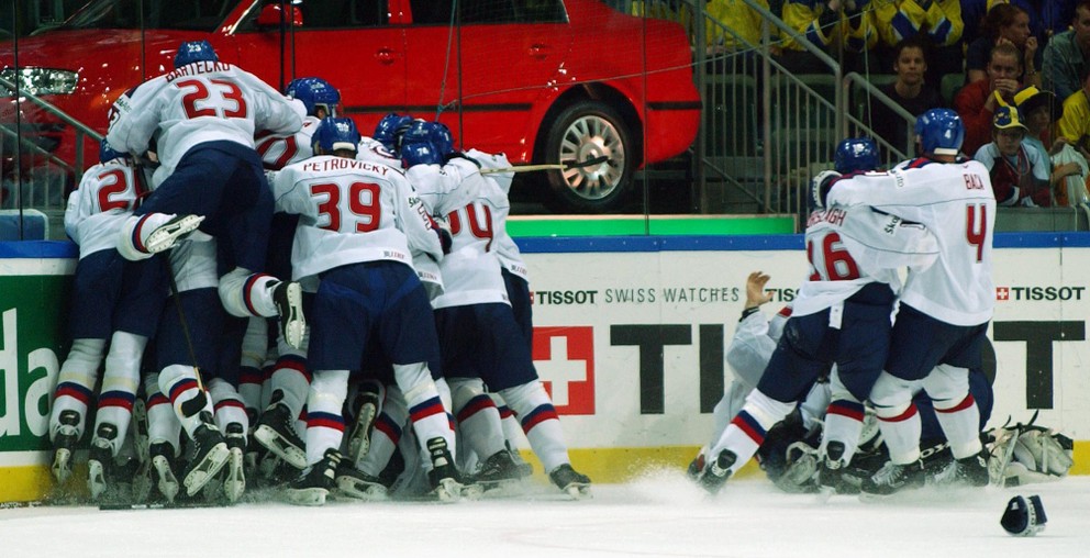 Slovenskí hokejisti sa po výhre nad Švédskom tešia z postupu do finále MS v hokeji 2002.