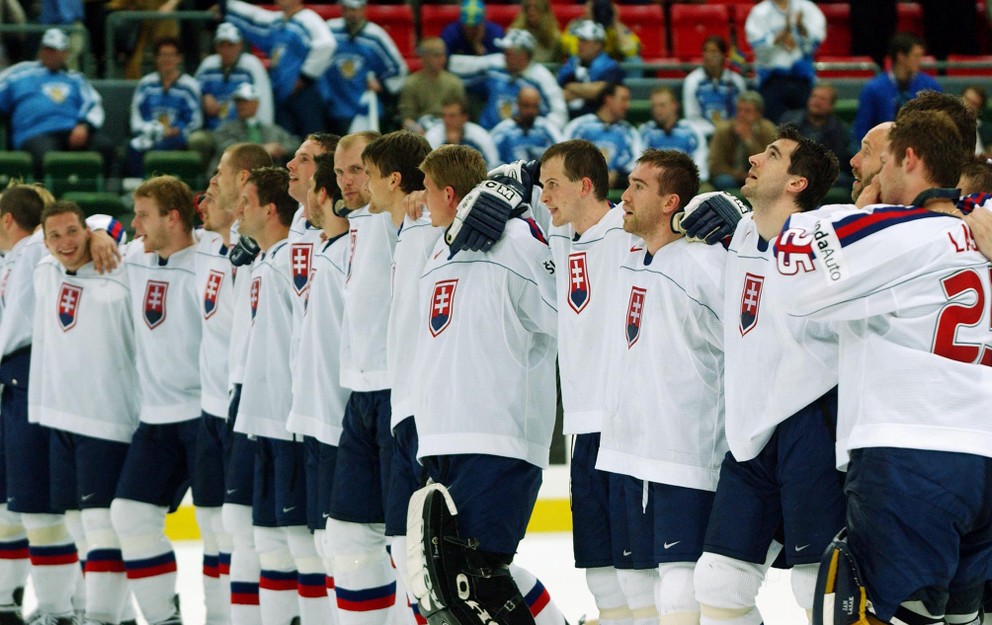 Slovenskí hokejisti sa po výhre nad Švédskom tešia z postupu do finále MS v hokeji 2002.