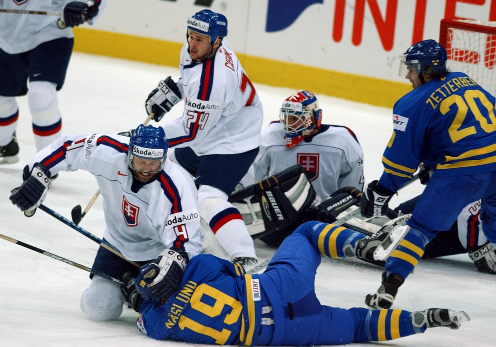 Momentka zo zápasu Slovensko - Švédsko v semifinále MS v hokeji 2002.