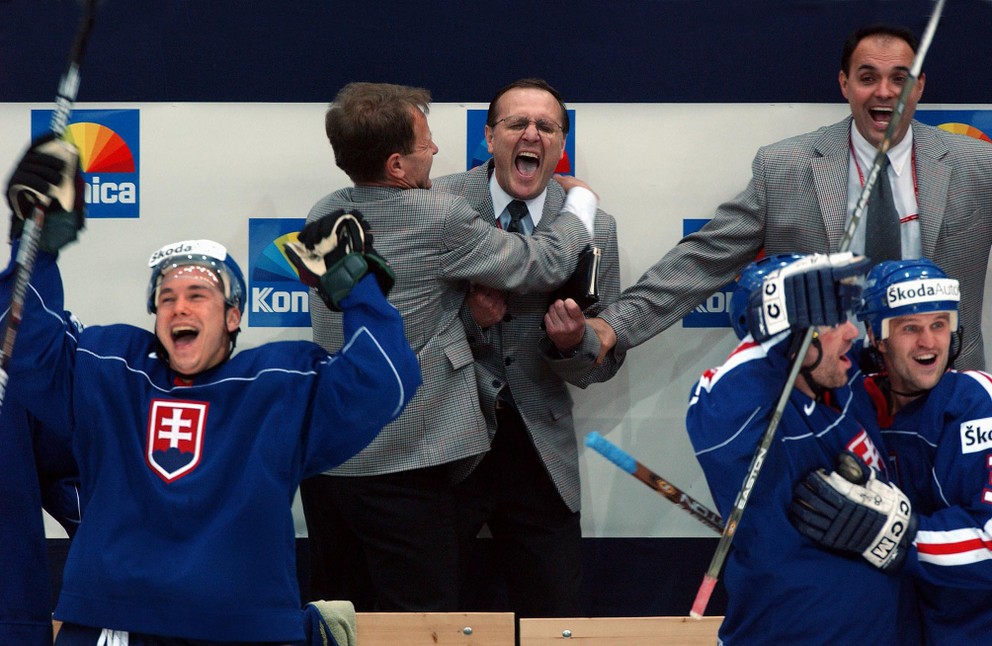 Slovenskí hokejisti sa po výhre nad Kanadou tešia z postupu do semifinále MS v hokeji 2002.