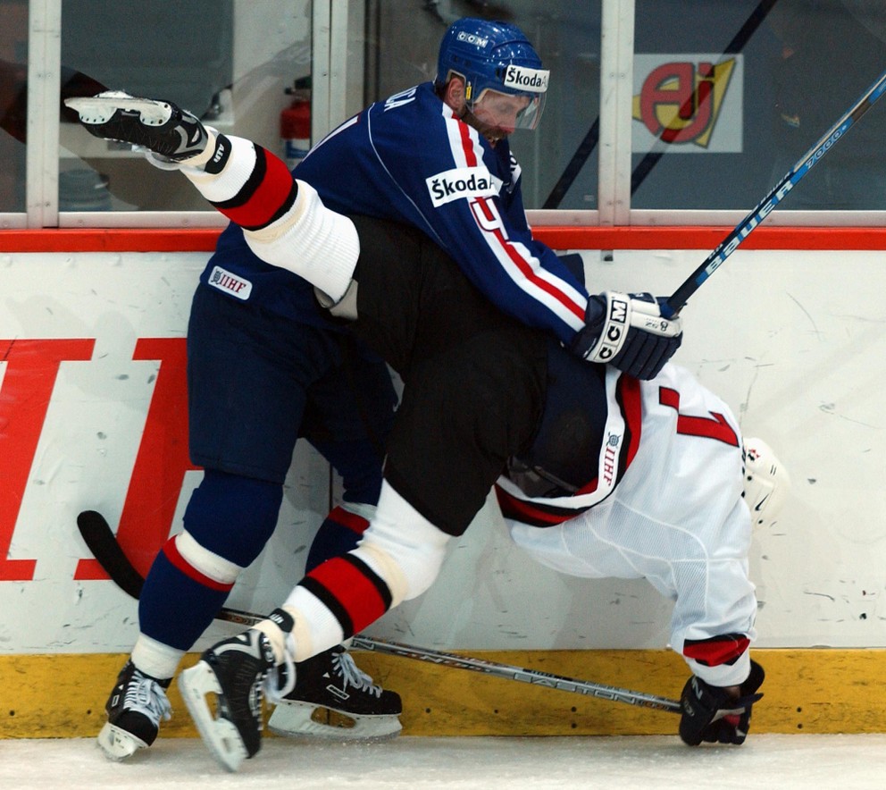 Jerguš Bača dáva bodyček Kanaďanovi Justinovi Williamsovi vo štvrťfinále MS v hokeji 2002.