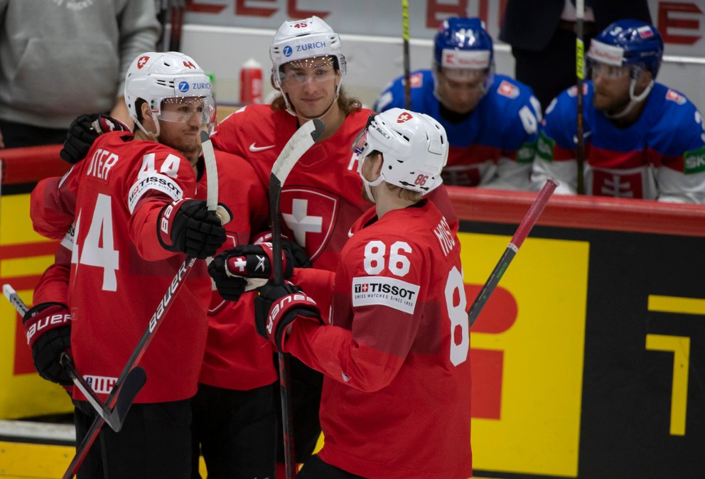 Švajčiari sa tešia po strelenom góle v zápase Slovensko - Švajčiarsko na MS v hokeji 2022.