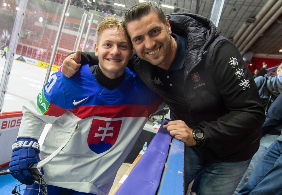Adam Sýkora s otcom Romanom v Helsinkách po zápase proti Taliansku.