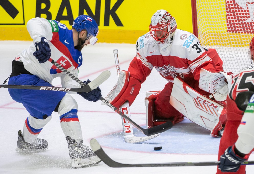 Tomáš Tatar strieľa gól v zápase Slovensko - Dánsko na MS v hokeji 2022.