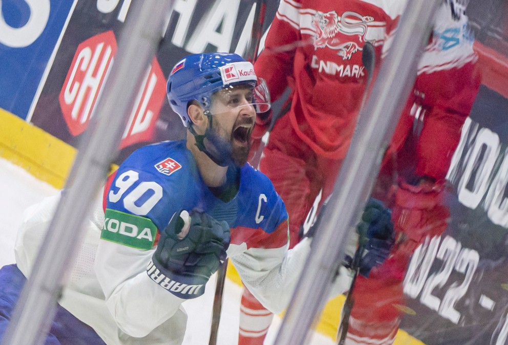 Tomáš Tatar sa teší po strelenom góle v zápase Slovensko - Dánsko na MS v hokeji 2022.