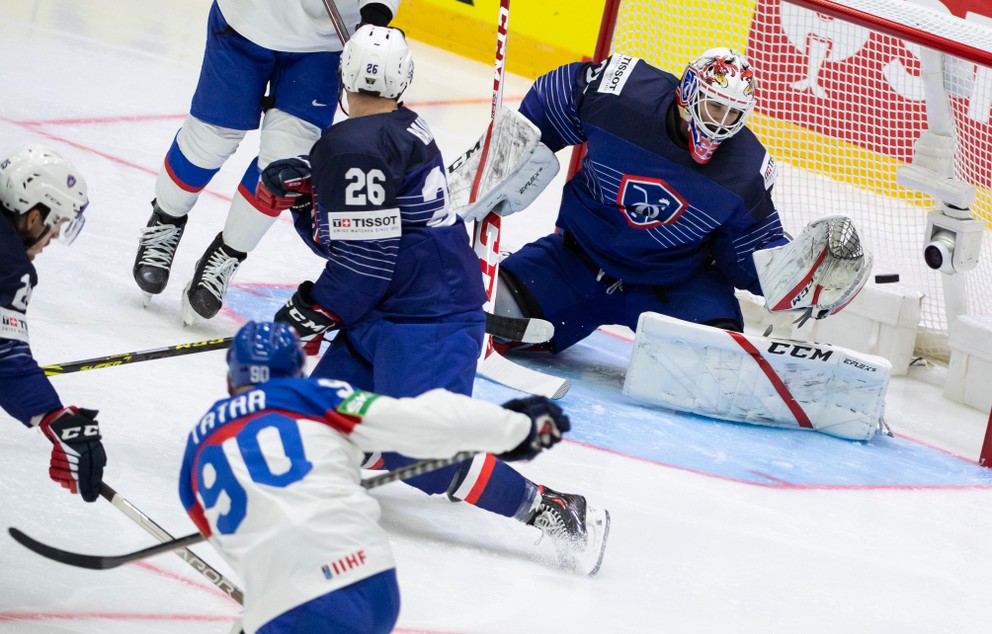 Tomáš Tatar strieľa gól v zápase Slovensko - Francúzsko na MS v hokeji 2022.