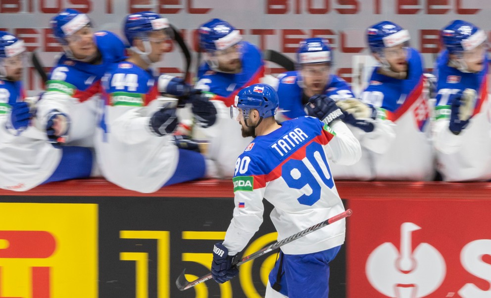 Tomáš Tatar sa so spoluhráčmi teší po strelenom góle v zápase Slovensko - Dánsko na MS v hokeji 2022.