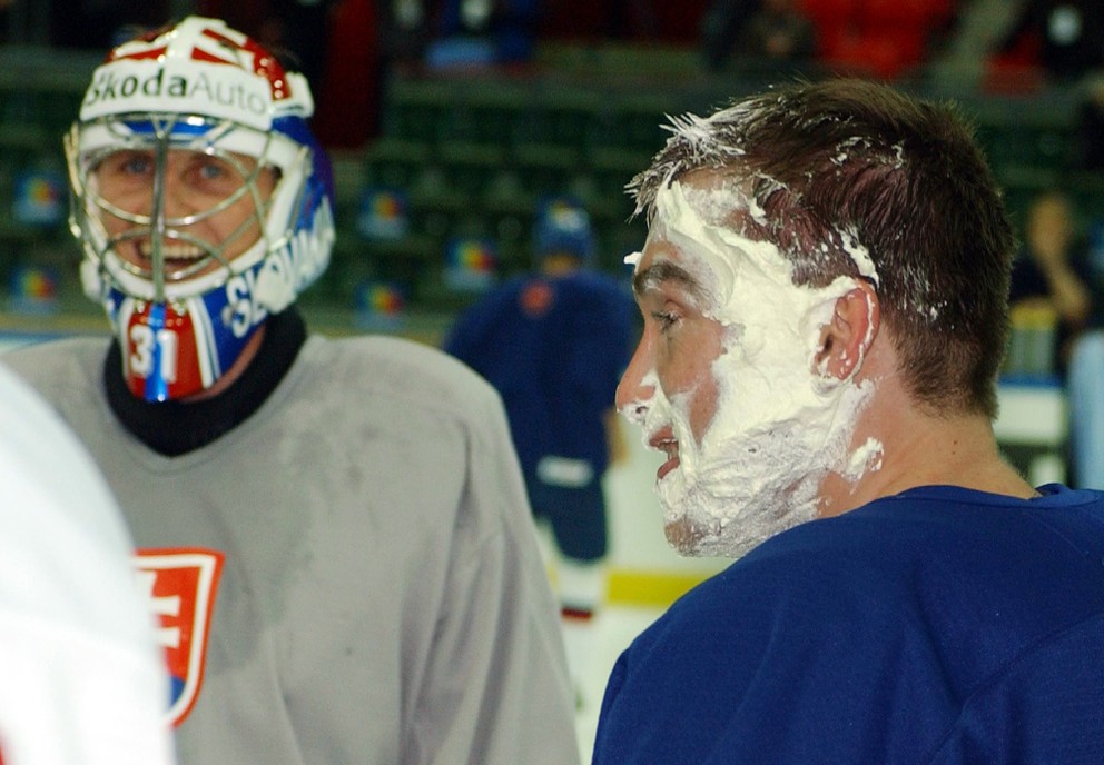 Oslávenec Radovan Somík dostal od spoluhráčov šľahačkou do tváre počas tréningu na MS v hokeji 2002.