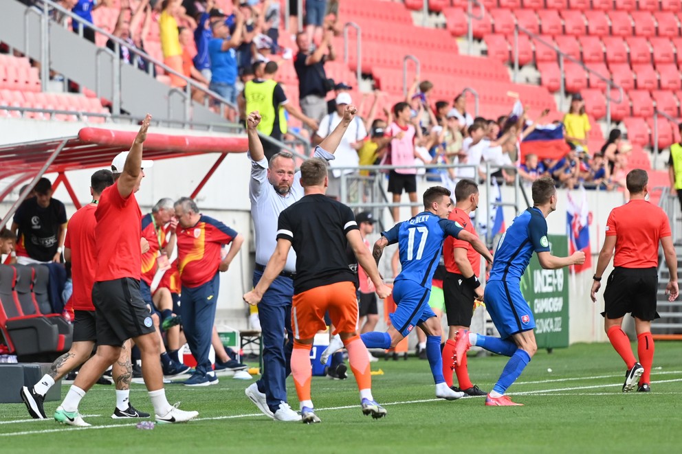 Tréner Albert Rusnák sa teší z gólu na ME do 19 rokov 2022.
