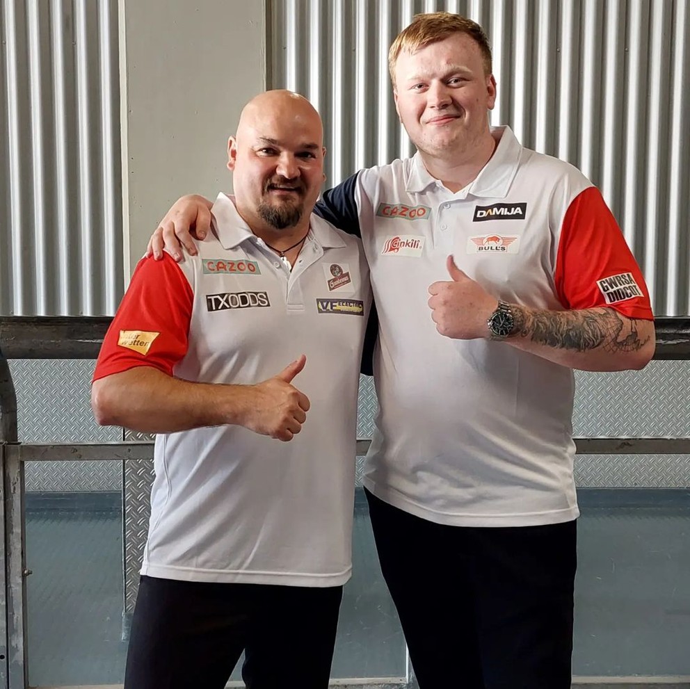 Českí šípkari Karel Sedláček (vľavo) a Adam Gawlas. 