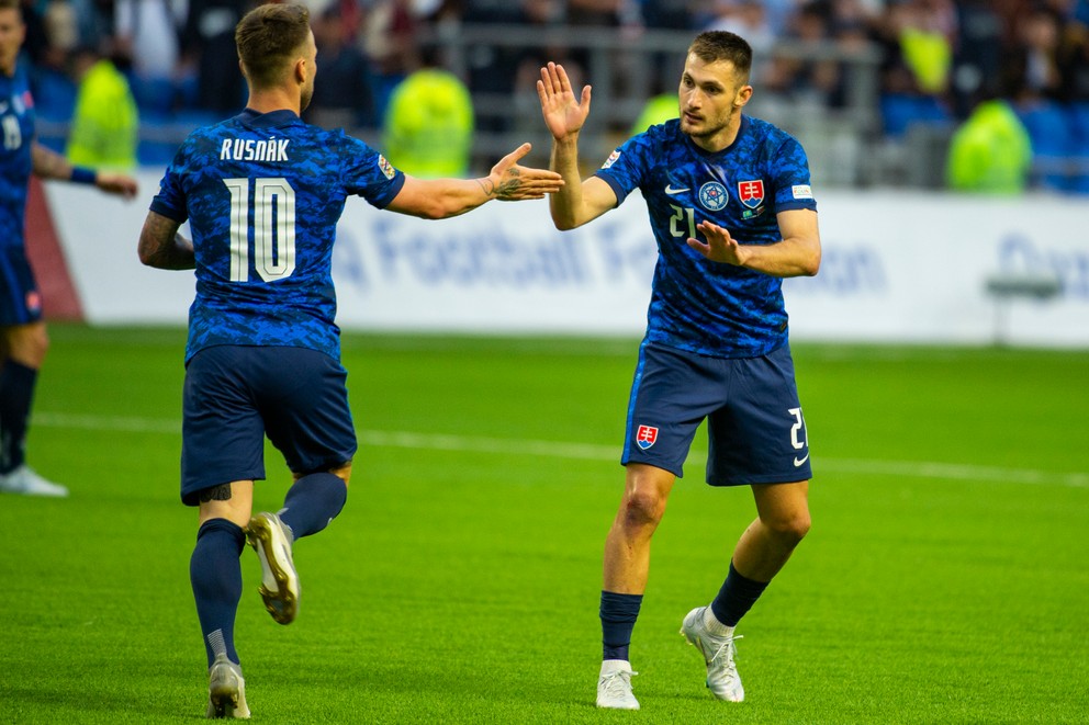 Albert Rusnák a Matúš Bero sa tešia po strelenom góle v zápase Kazachstan - Slovensko v Lige národov.