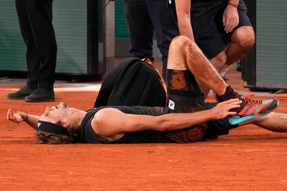 Alexander Zverev utrpel na Roland Garros 2022 hrozivé zranenie.