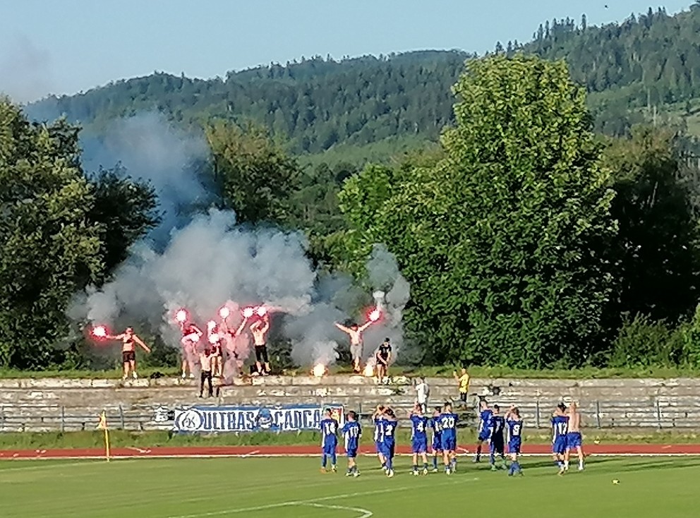 Ďakovačka hráčov FC Čadca s fanklubom.