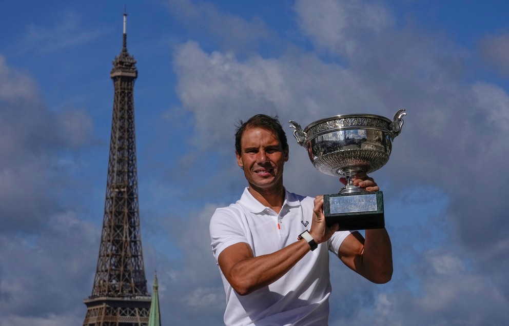 Španielsky tenista Rafael Nadal pózuje s trofejou pre víťaza Roland Garros.