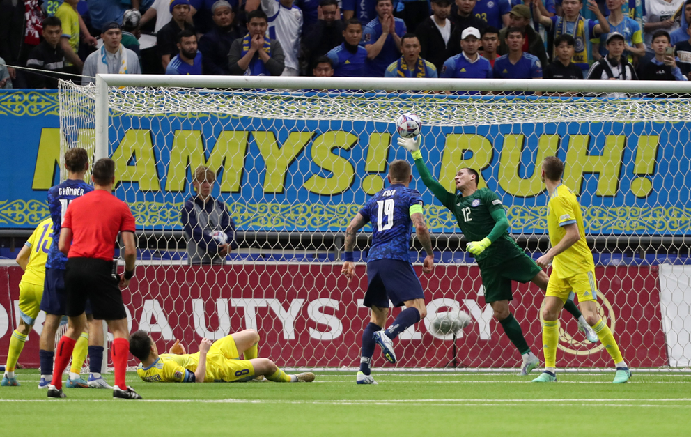 Juraj Kucka strieľa gól, ktorý nebol uznaný, v zápase Kazachstan - Slovensko v Lige národov.