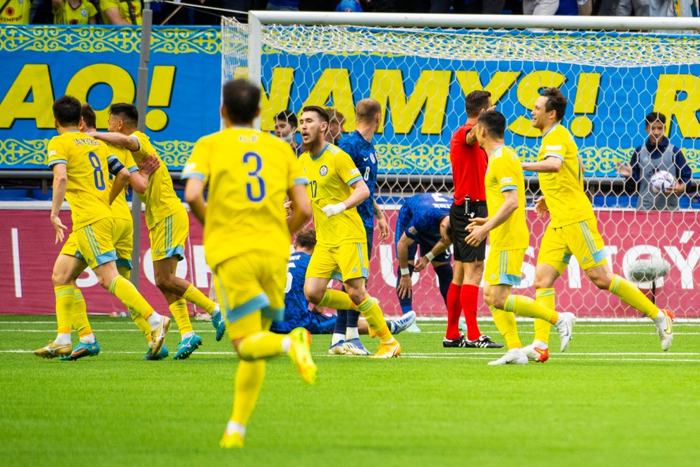 Slovenskí futbalisti po inkasovanom góle v zápase Kazachstan - Slovensko v Lige národov.