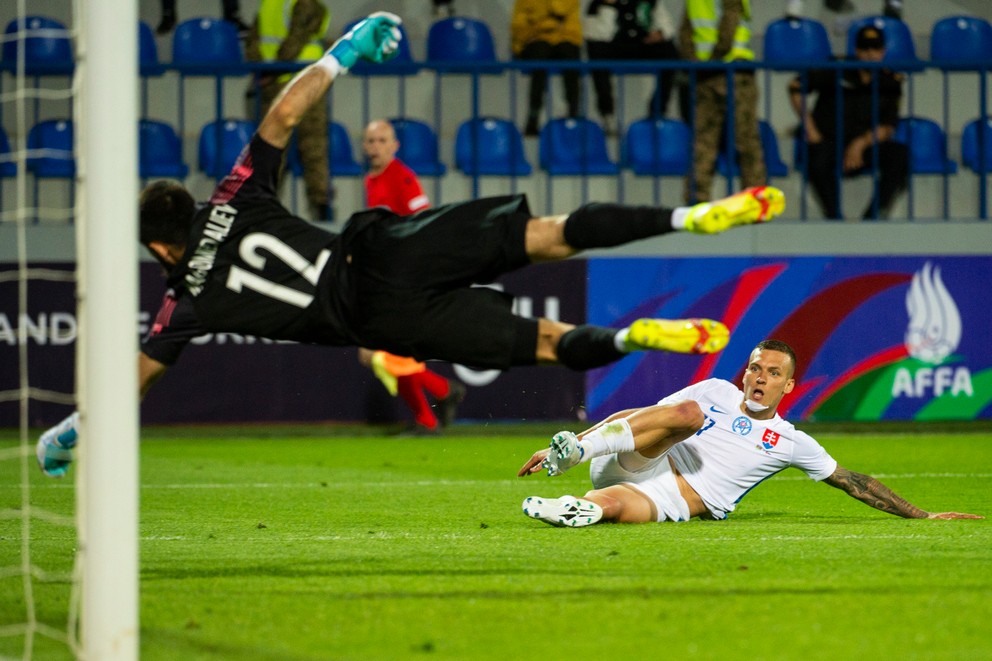 Lukáš Haraslín strieľa gól, ktorý nebol uznaný, v zápase Azerbajdžan - Slovensko v Lige národov.