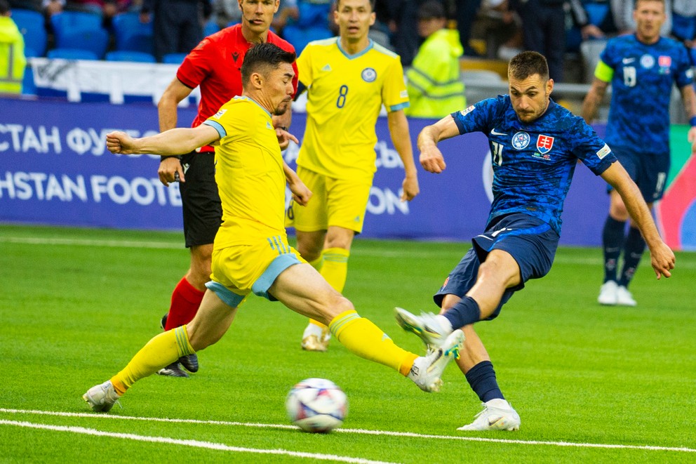 Matúš Bero strieľa gól v zápase Kazachstan - Slovensko v Lige národov.