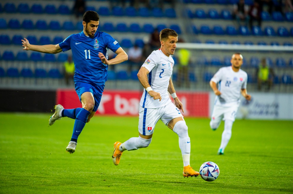 Peter Pekarík v zápase Azerbajdžan - Slovensko v Lige národov.