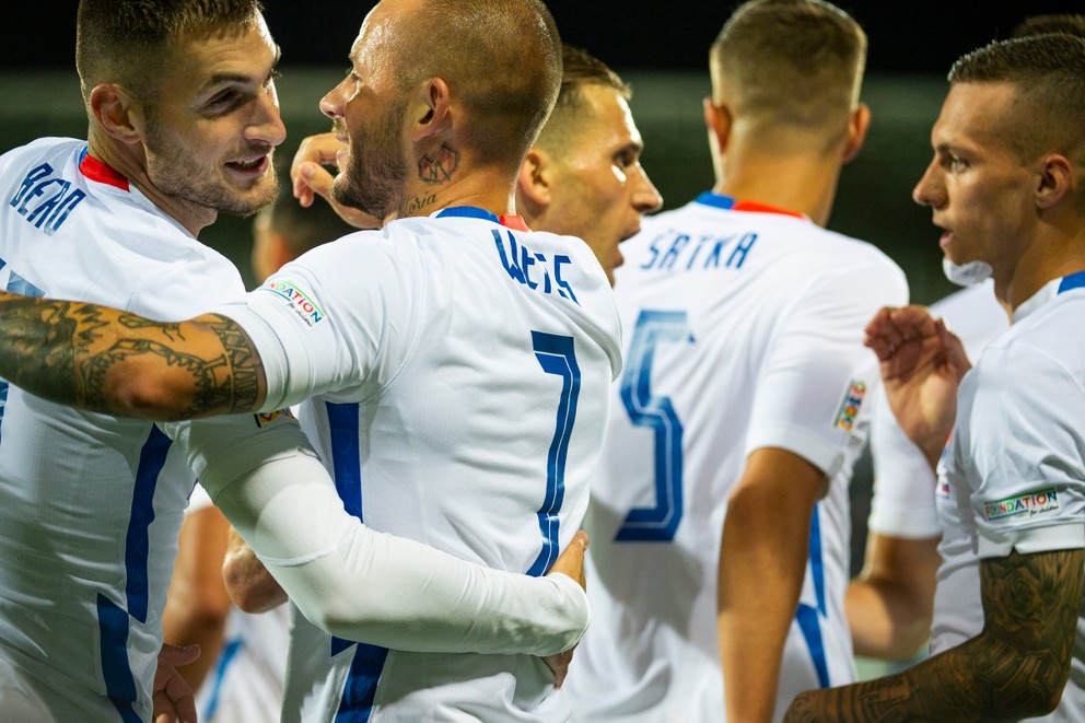 Slovenskí futbalisti sa tešia po strelenom góle v zápase Azerbajdžan - Slovensko v Lige národov.