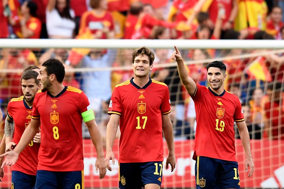 Španielski futbalista sa tešia z gólu Carlosa Solera (vpravo). 