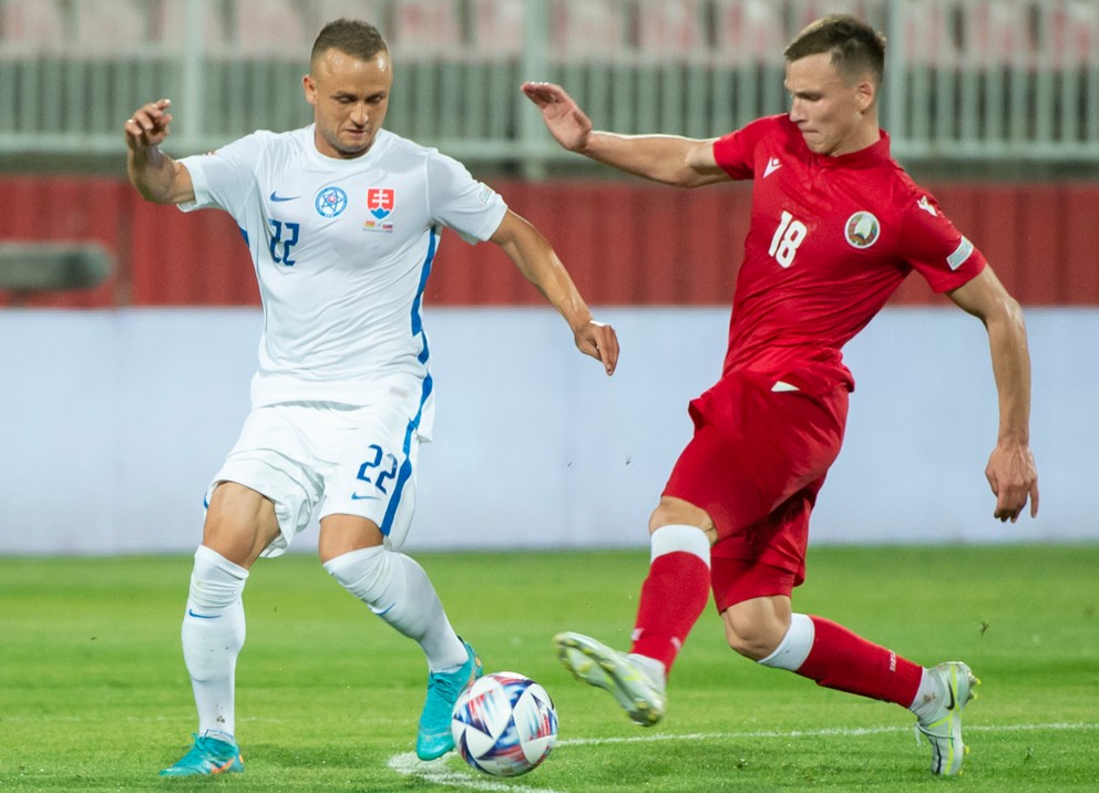 Stanislav Lobotka v zápase Bielorusko - Slovensko v Lige národov.