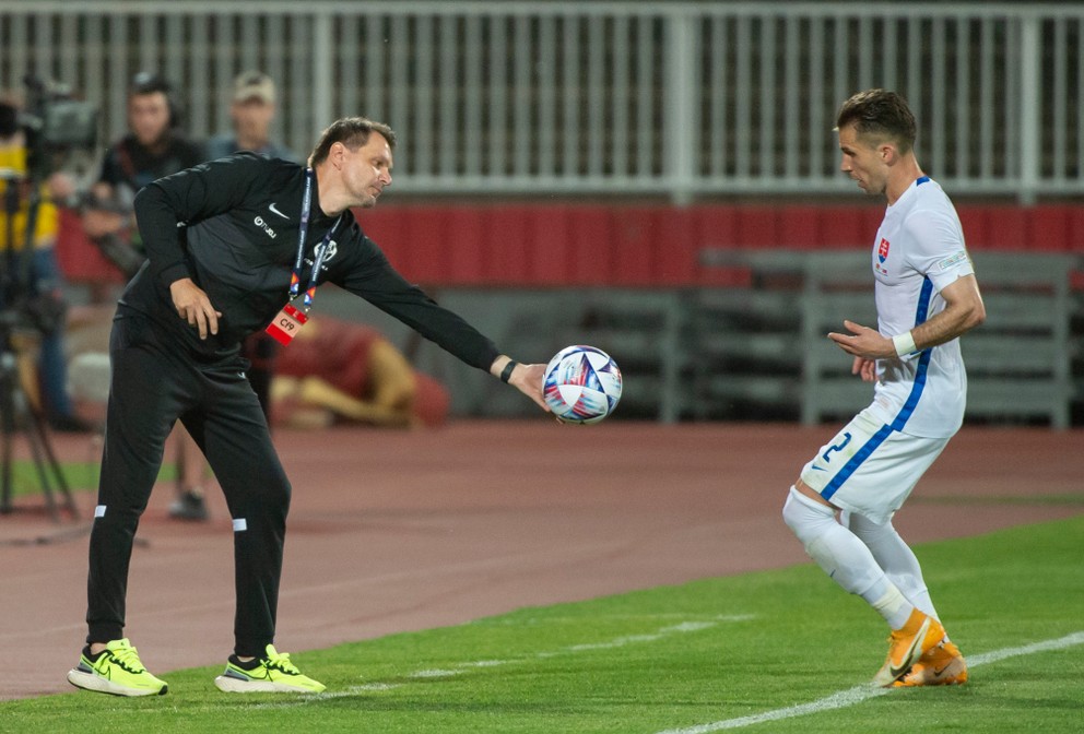 Tréner Štefan Tarkovič a Peter Pekarík v zápase Bielorusko - Slovensko v Lige národov.