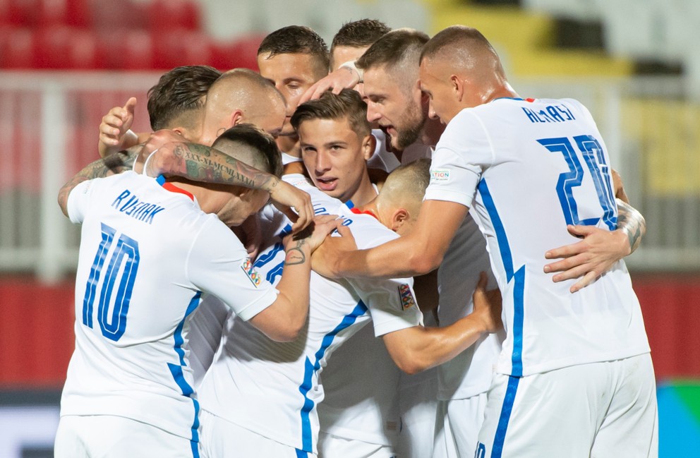 Tomáš Suslov sa so spoluhráčmi teší po strelenom góle v zápase Bielorusko - Slovensko v Lige národov.