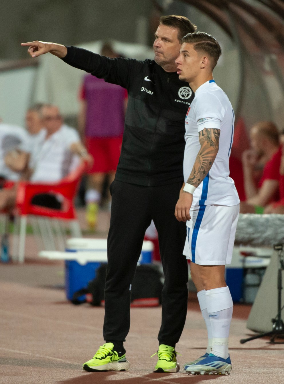 Tréner Štefan Tarkovič a Tomáš Suslov v zápase Bielorusko - Slovensko v Lige národov.