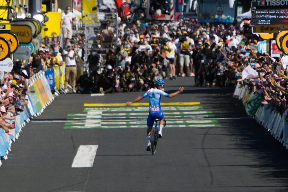 Michael Matthews vyhráva etapu na Tour de France 2022.