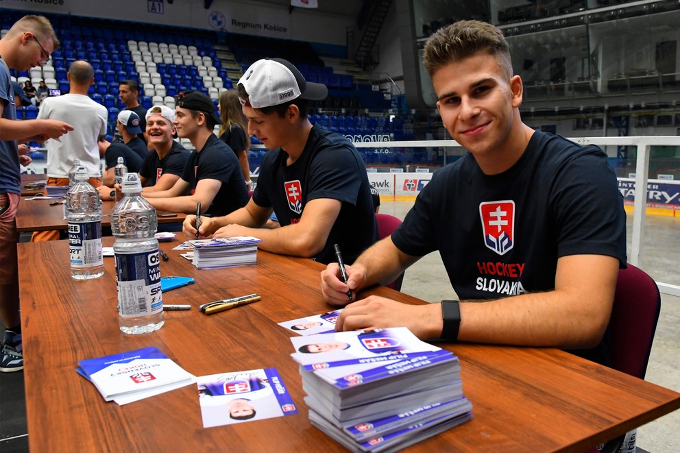 Autogramiáda hokejistov v Poprade, vpravo Filip Mešár.